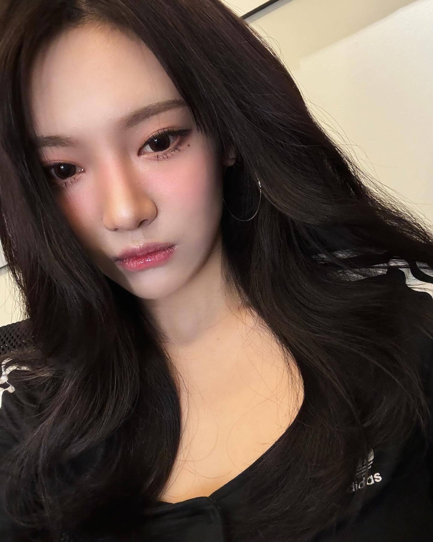 宁艺卓穿蛋糕裙变明媚少女 扎麻花辫自拍表情可爱-搜狐大视野-搜狐新闻