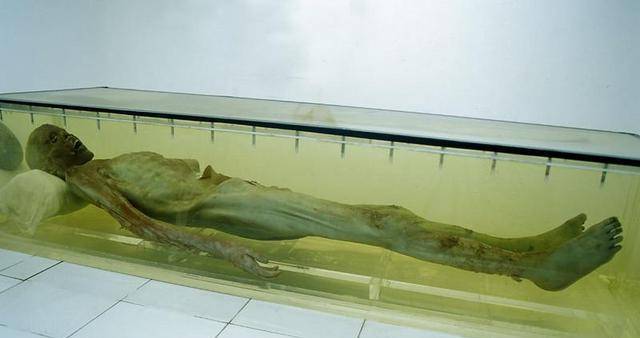 深埋地下2000年不腐烂:湖北荆州纪南古城出土的"遂先生"