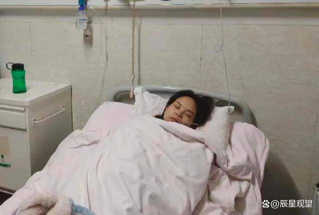 走到女子面前,直接出手推怀孕的女子,怀孕的女子没有注意,当场就倒地