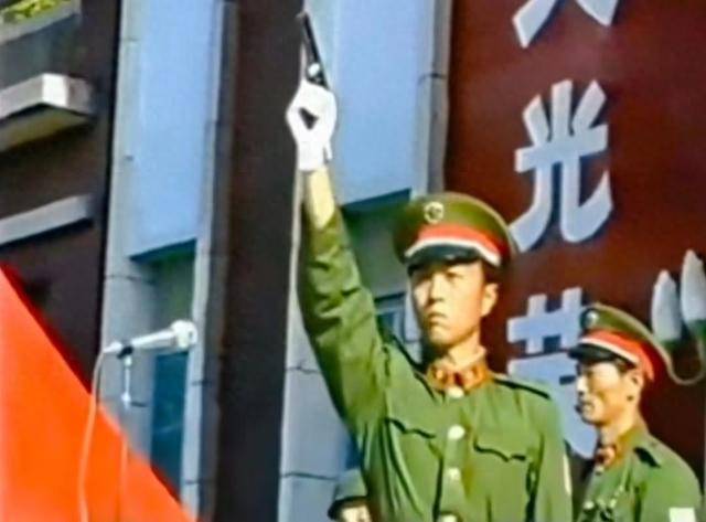 秦基伟之子秦天中将35年前为烈士鸣枪,背后还有一段动人往事