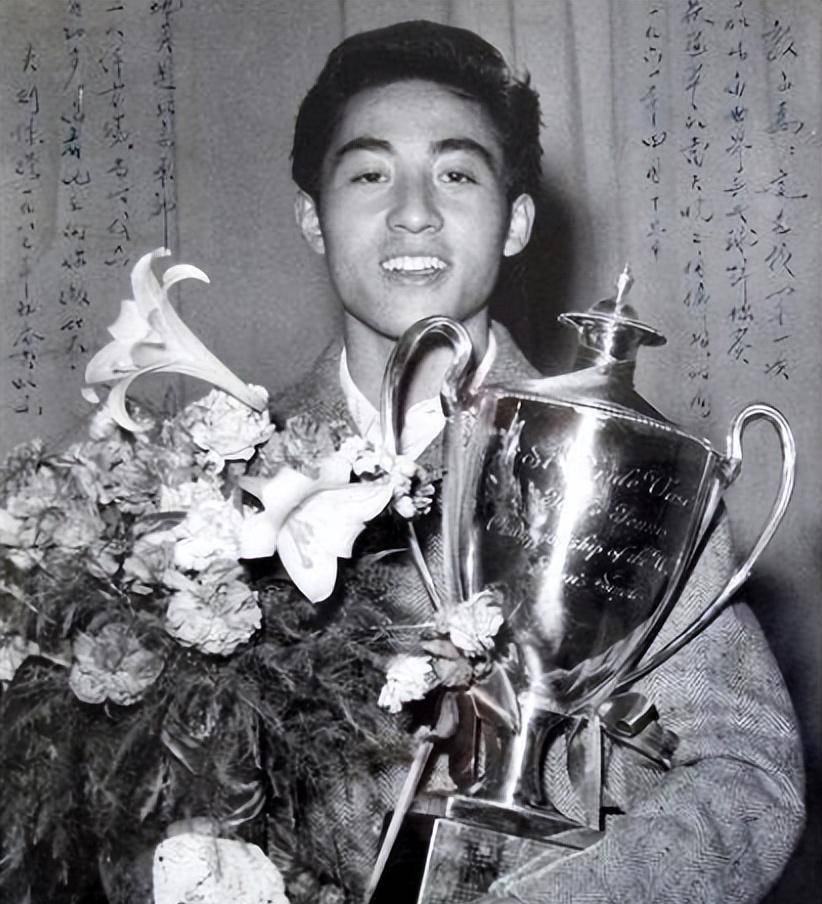 庄则栋入选国家青年乒乓球队,并在同年举行的纳维亚国际比赛中,斩获