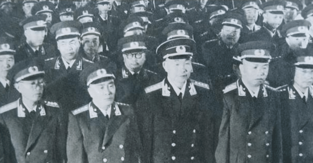 张显扬,李长林被授予大校军衔.