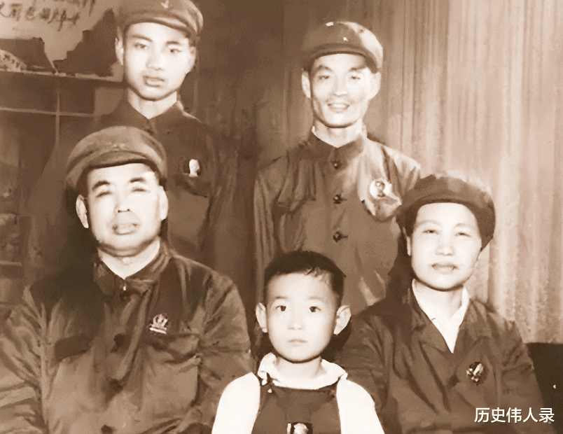 事实恰恰相反,他的大孙子道昆从部队复员之后,希望许世友能够替自己说
