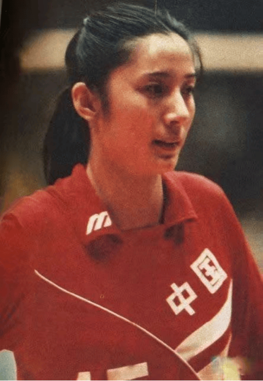 90年代"排球女神"李月明:与前夫离婚后再嫁美国人,今54岁生活滋润