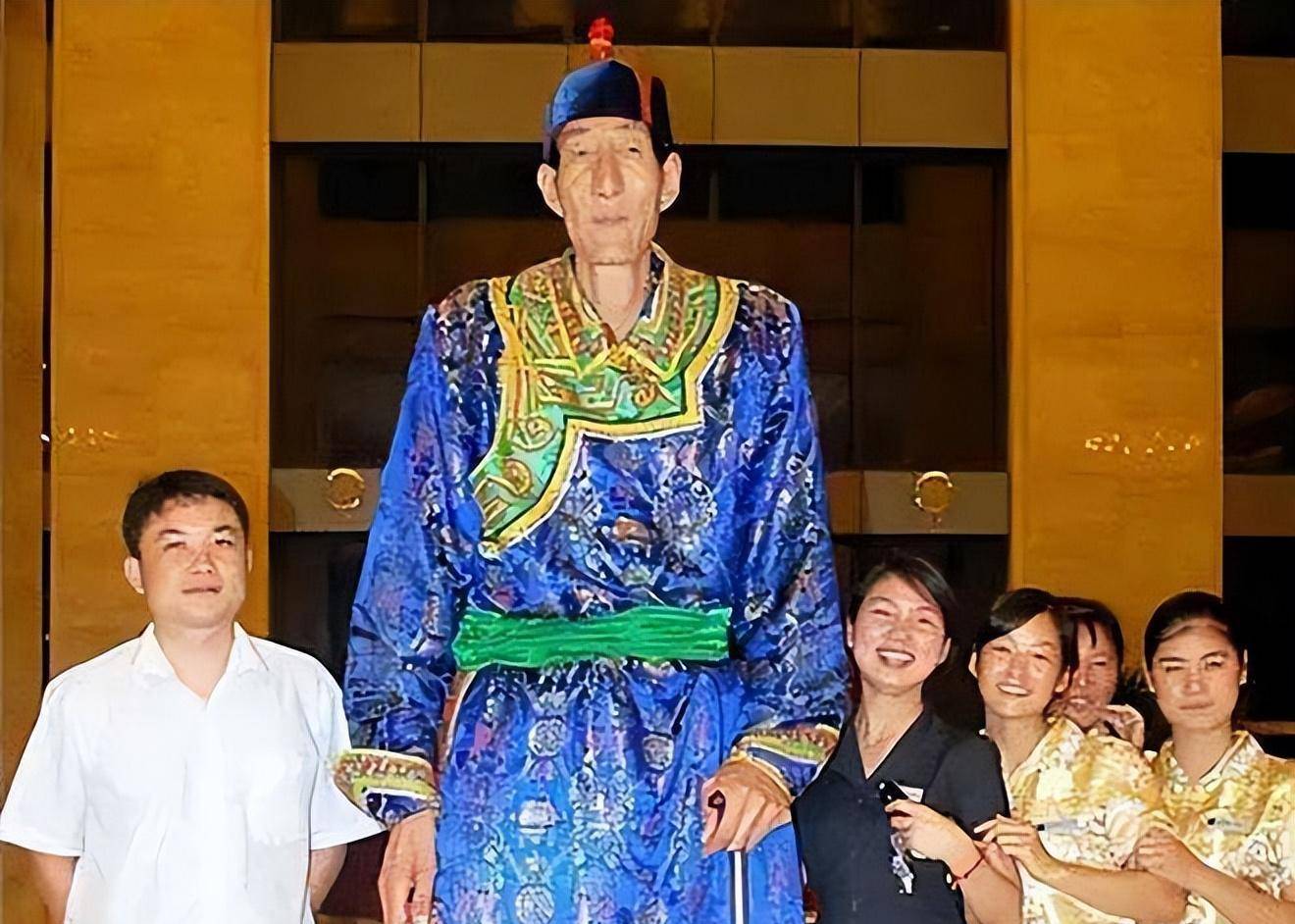 中国第一巨人鲍喜顺:不听医生忠告执意生子,如今一家人怎样了?