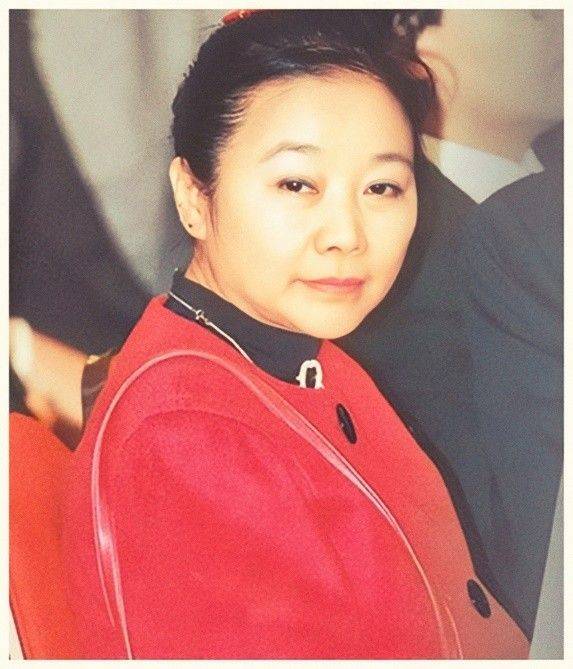 龚如心:丈夫失踪后变"小甜甜",错信风水师被骗30亿,69岁去世