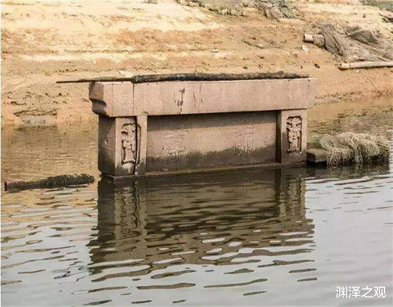 佛像的头部露了出来,佛像的头部以下依旧浸在水中,洪门水库储水量巨大