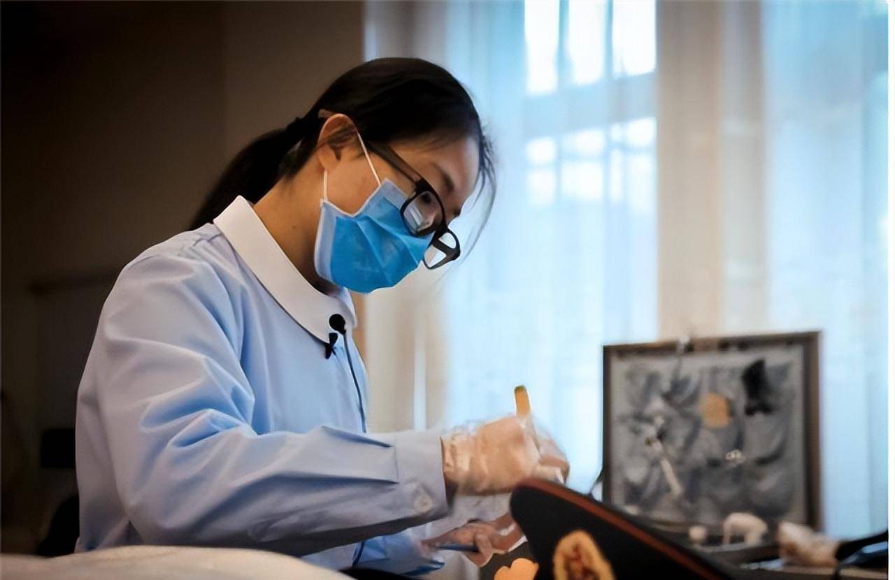 18年,被人嫌弃也要坚持在"入殓师"岗位上的女子,现在怎样了