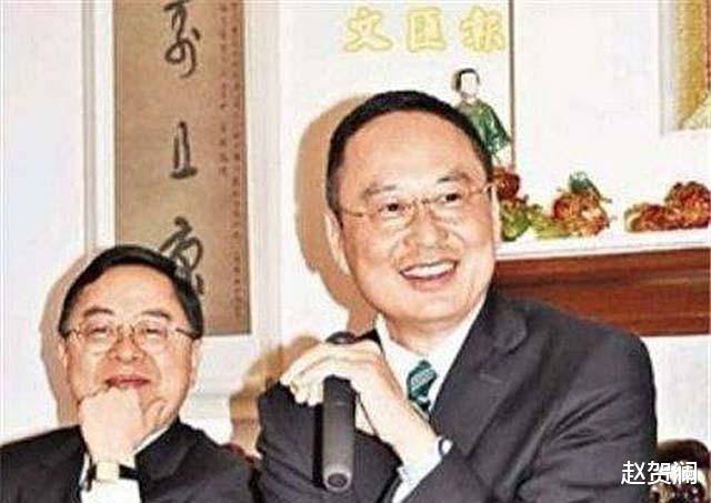 香港富豪每年国内捞金数十亿,却给美国捐21亿,今遭"报应"了