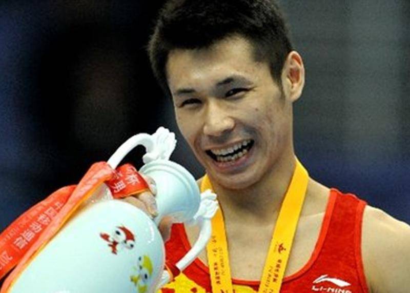 "体操冠军"张成龙:被富婆追,结婚3年才举办婚礼,今身价过亿