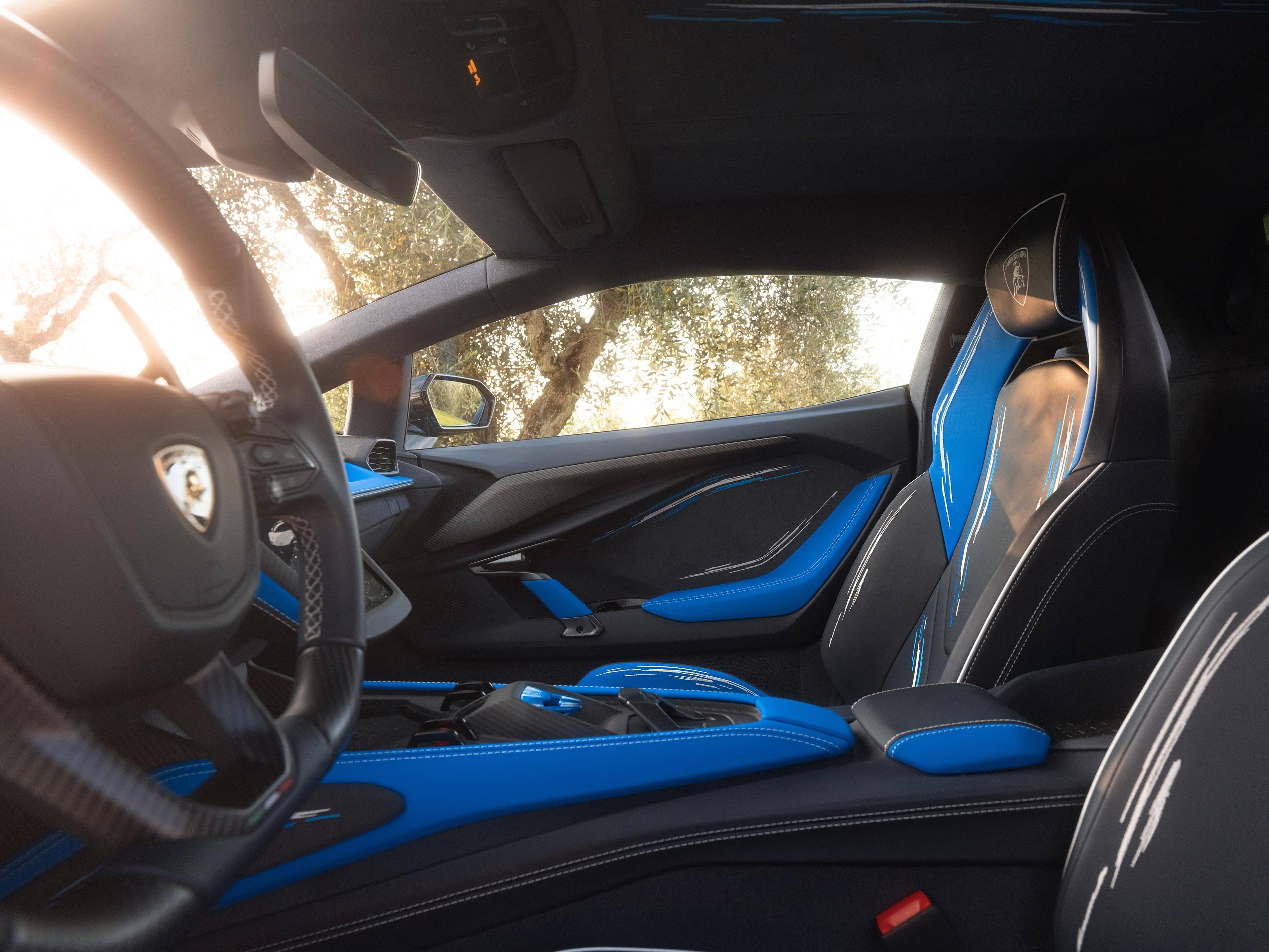 内饰方面,兰博基尼revuelto opera unica使用特殊的涂层技术,对发动机