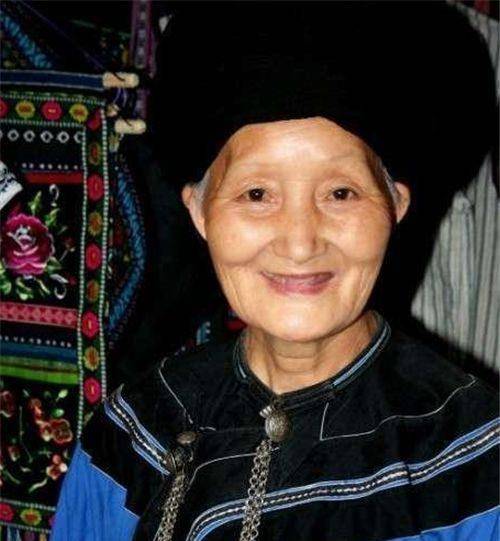 尽管杨炳莲的容颜在岁月中留下了痕迹,但她的坚强和智慧仍然让人敬佩.