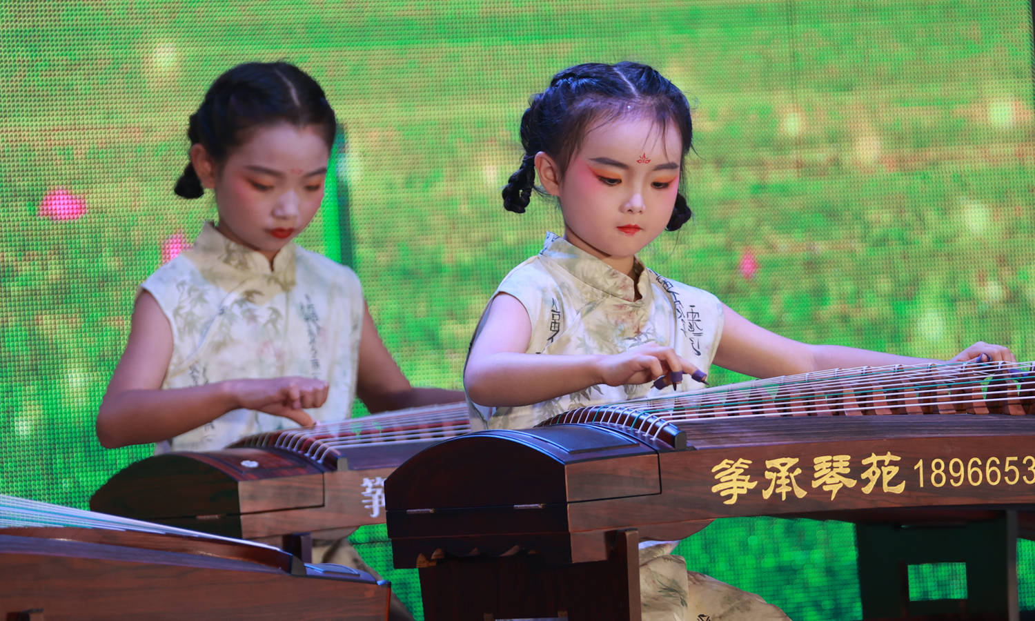 大荔"筝承琴苑"百名少儿演奏古筝传承国粹