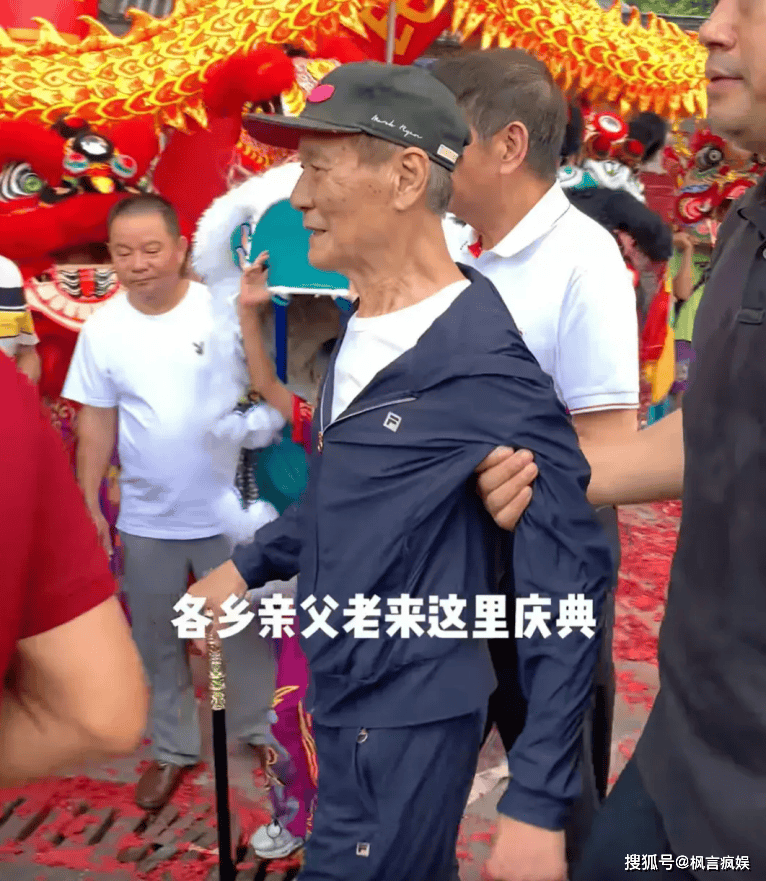 武打明星陈惠敏回内地祭祖,年近80身体大不如前,需要两个人搀扶