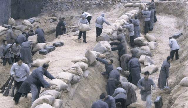 八路军伏击的真实照片,没有提前挖好的战壕,也没有工兵铲等工具