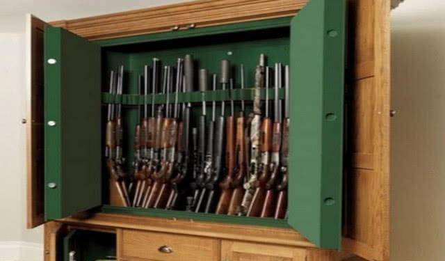 军迷爱好枪支还很豪气,把自己的加改成了军火库,厕所都不例外