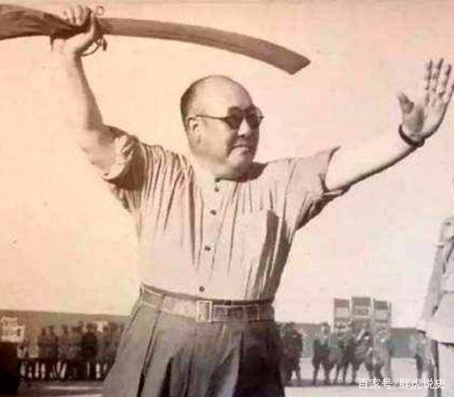 被老蒋放弃后,马鸿逵带着8吨黄金逃亡美国,却被枕边人骗走了钱