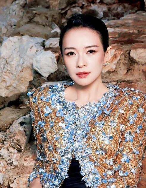 章子怡紧身裤亮相环球影城,完美腰臀比惊艳网友