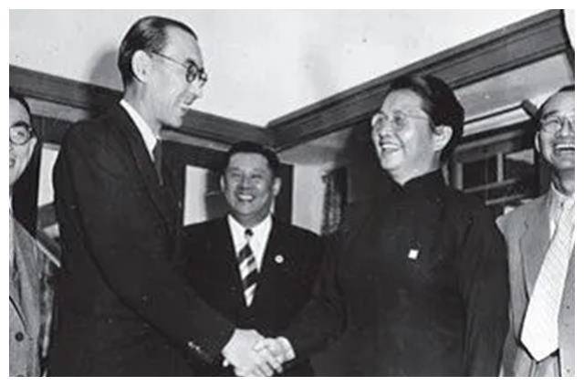 她是冯玉祥的夫人,建国后当了15年部长,后为副国级,儿子授少将_李德全