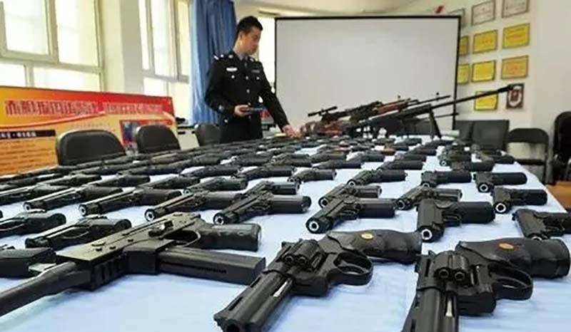 2014年四川男孩网购"玩具枪",一审被判无期,如今出狱回归社会