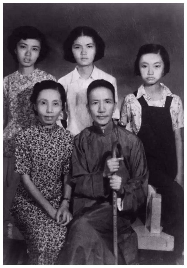 在目盲且晚年又遭股骨颈骨折不能站立的情况下,陈寅恪完成了80余万字