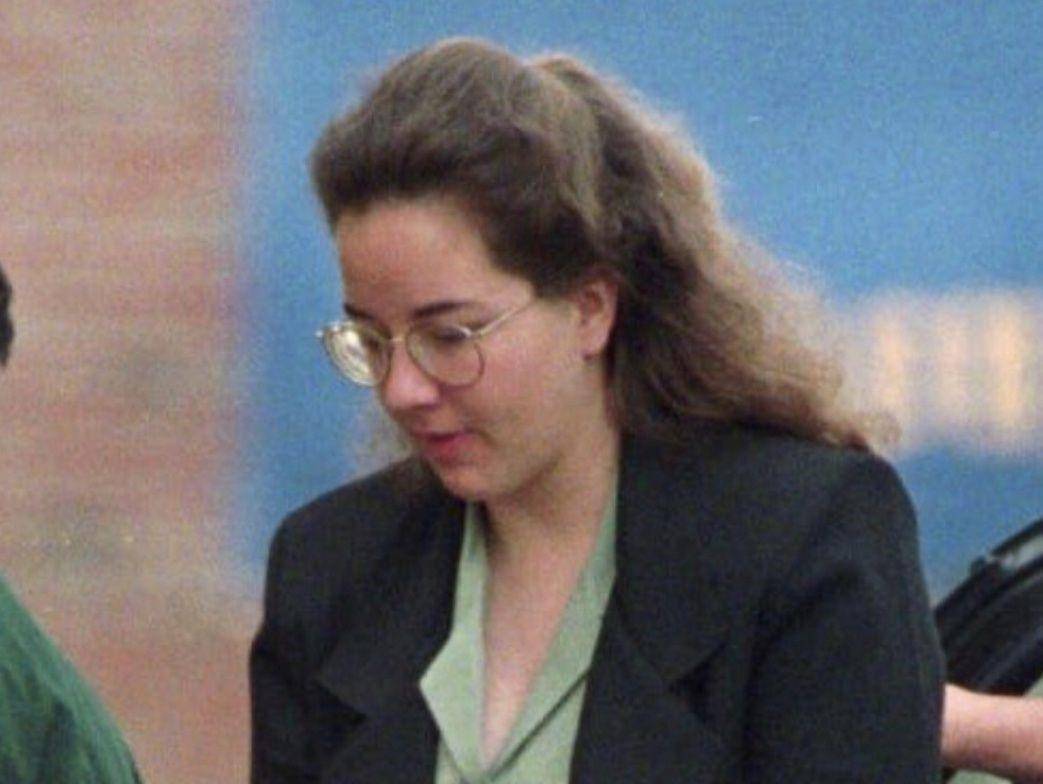 1994年,2个儿子正在车内熟睡,美国妈妈亲手将这辆车推进了湖中_苏珊·