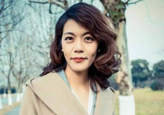 复旦女神陈果26岁登上讲台,因一个词遭媒体炮轰:教育界一大耻辱