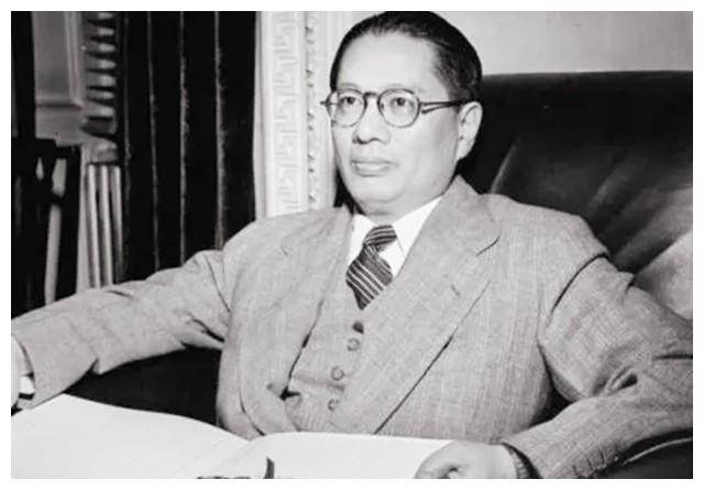 政府财政部长宋子文之邀,出任关务署署长兼国定税则委员会委员长一职