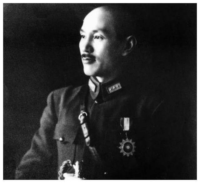 杜月笙晚年读报时,看到"黄金扫大街"的照片后,拒绝再回内地