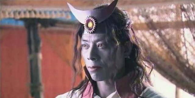 石子对邬文化根本造不成伤害,但是对方一直扔,扔的多了,他就腰酸背痛