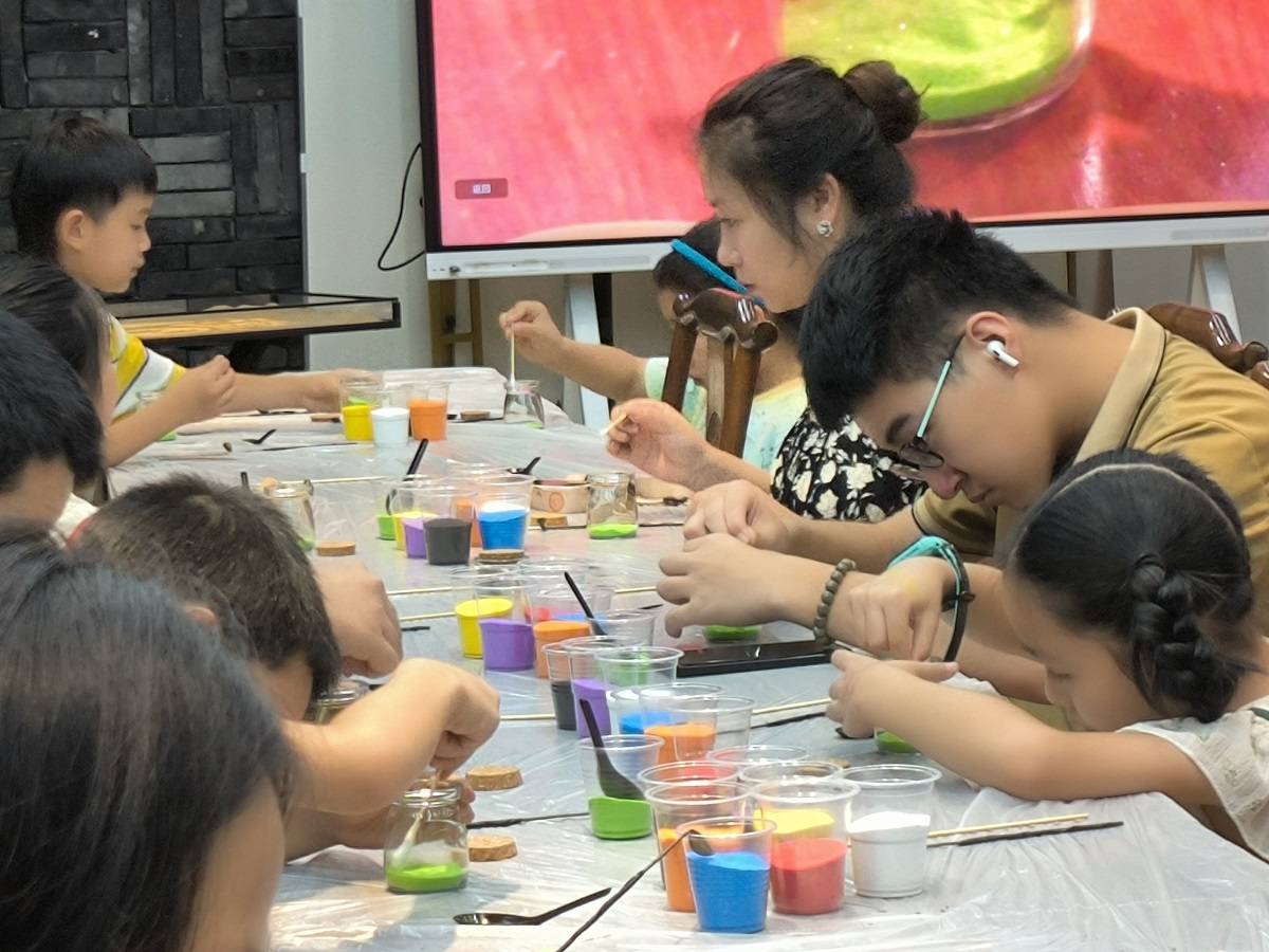 西御河街道西华门社区开展"流动艺术"沙画体验