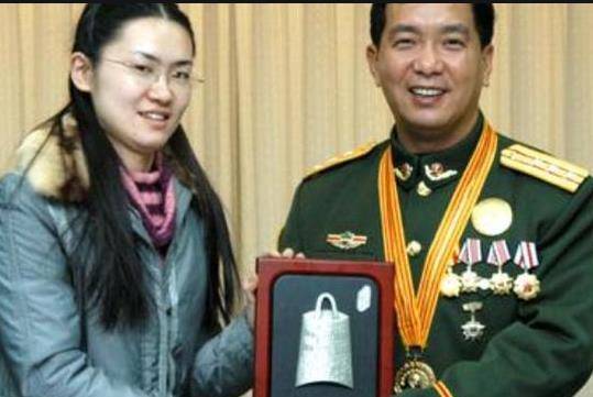 原创丁晓兵:中国唯一一位用左手敬礼的将军,为押回越军俘虏自断右臂_