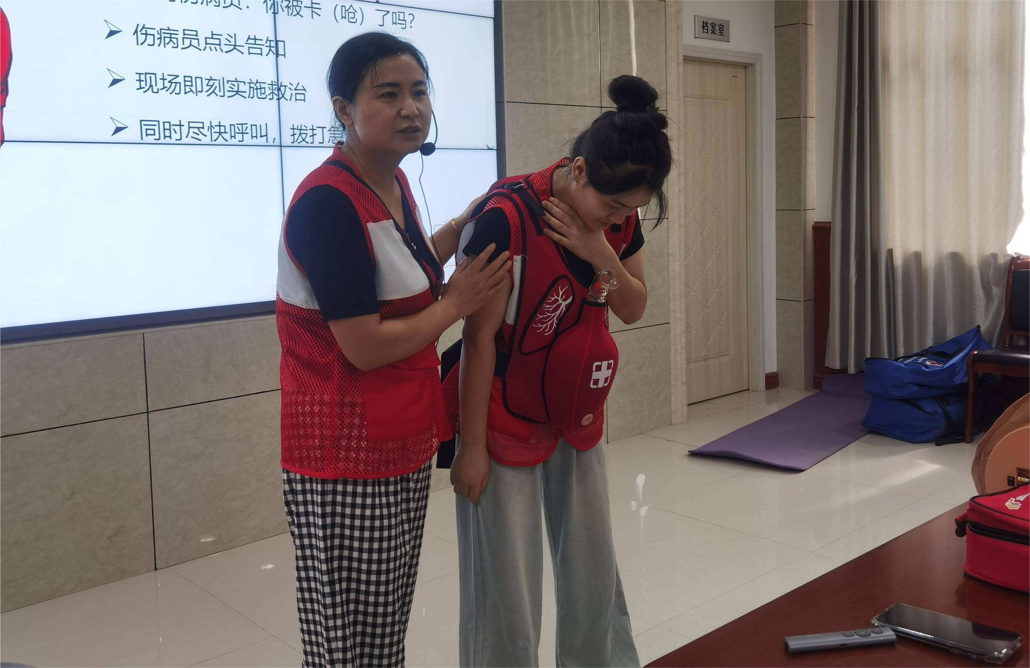 本次脱产集中培训,邀请市红十字会工作人员采取理论知识授课和技能