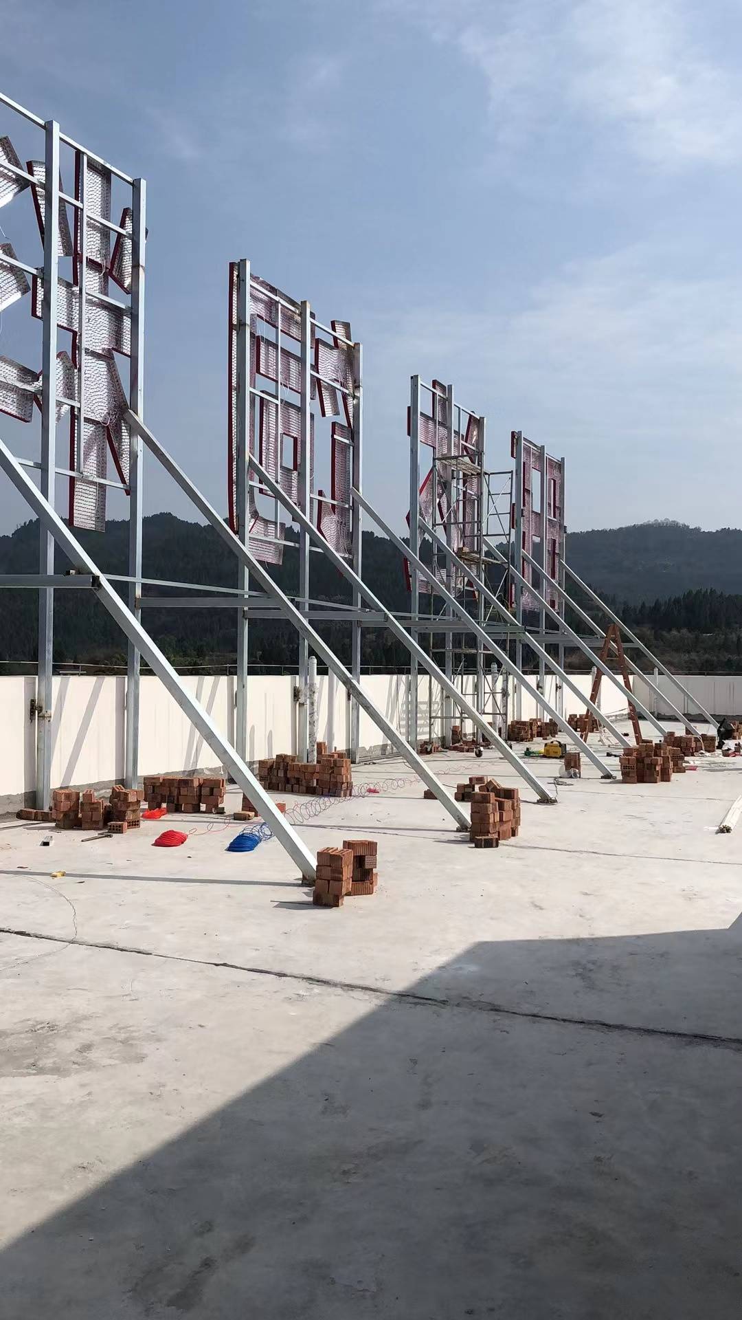 户外广告安装：城市视觉的艺术