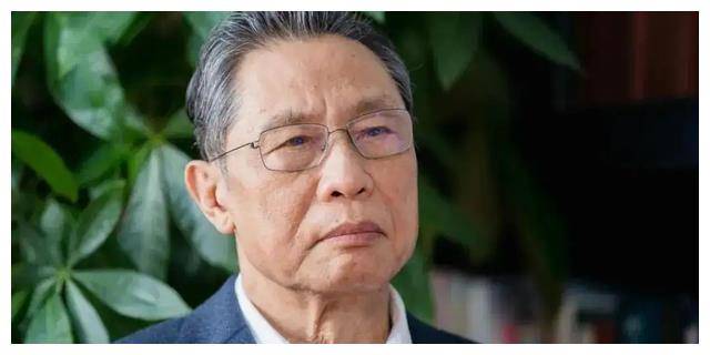 共和国勋章得主钟南山,两次解救人民与水火!却被质疑凭什么?