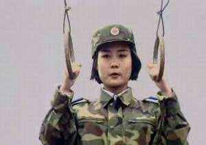 女警不到一分钟攀爬5楼,被国外警队聘请当教练,她是传奇