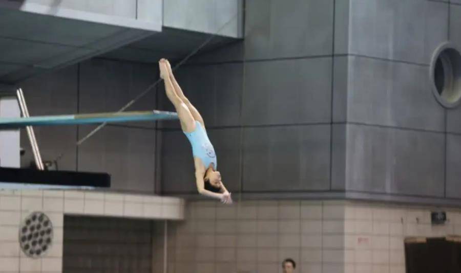 跳水女神桑雪16岁夺金牌,为救母亲进入娱乐圈,如今38岁仍单身