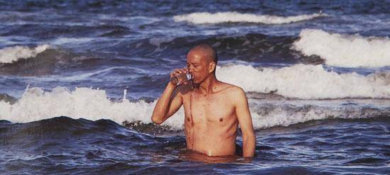 这位行为艺术家是何云昌,1967年生.对他,艺术是生命之光.