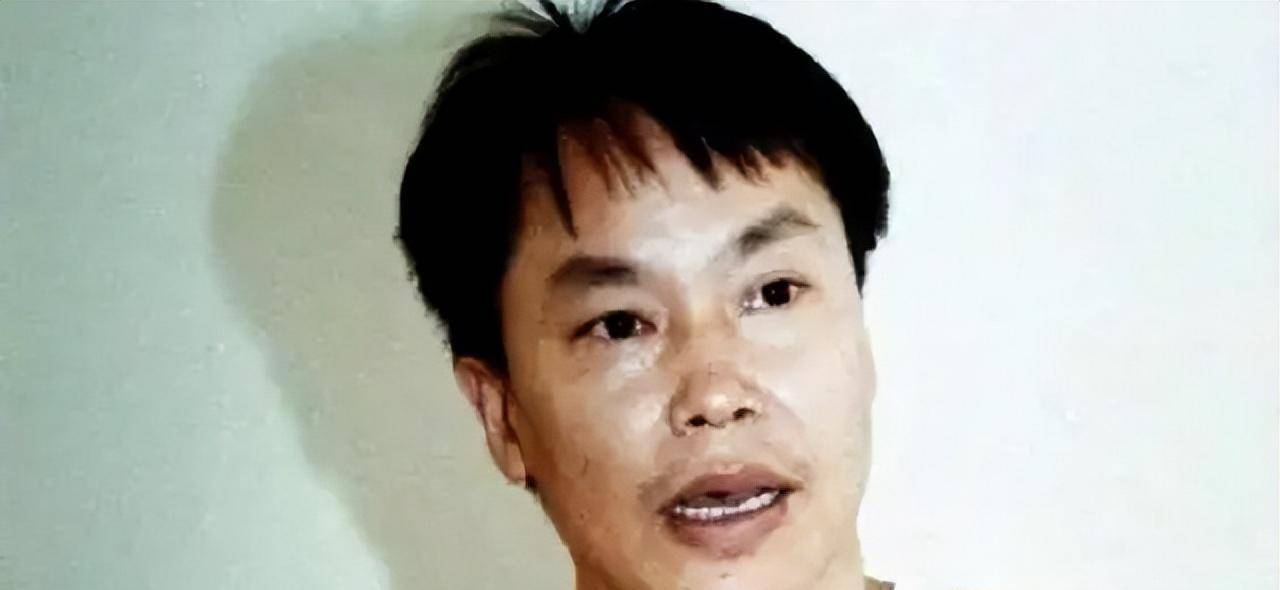 张子强被枪决后,张母穿粉色外衣接受采访,说了四个字:嗜赌如命