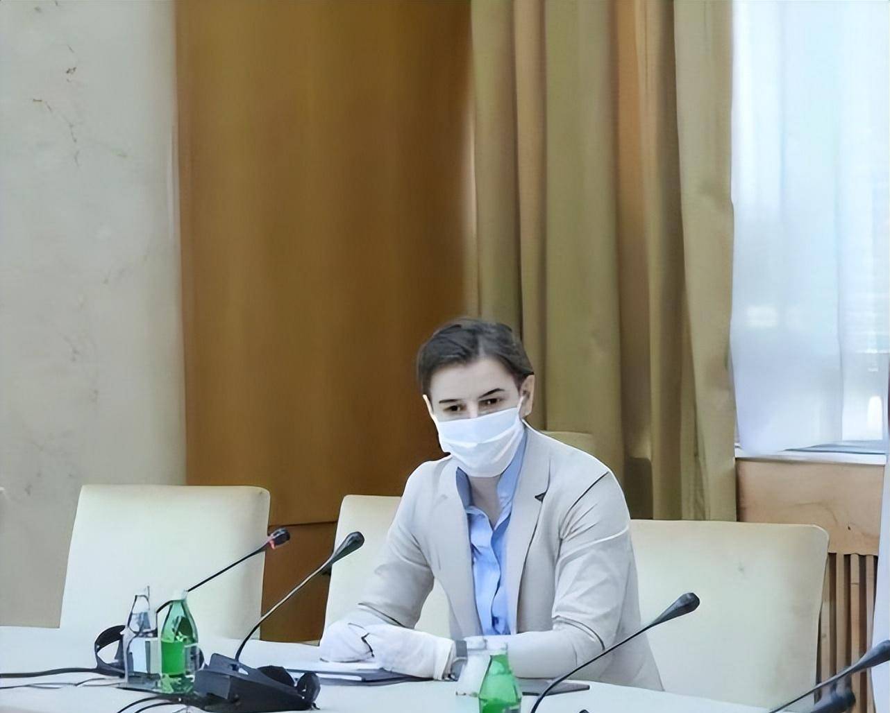 在她之前,除了第一位公开恋情的冰岛女总理外,卢森堡的首相格扎维埃