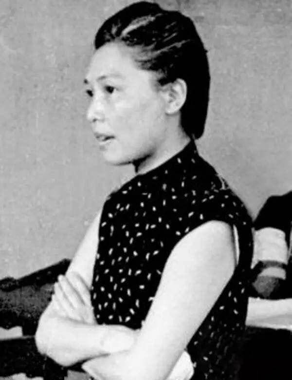 76号主人李士群不堪往事:妻子与中统头子独处密谈,换释放令救他