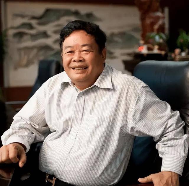 但幸运的是曹德旺的父亲是一个经验丰富的商人,拥有一家百货公司的