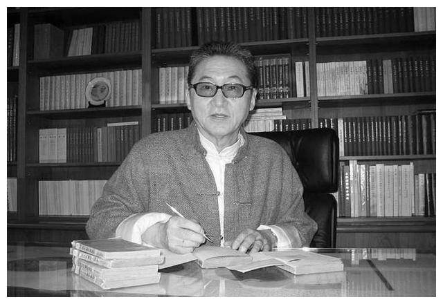 2005年,李敖参观天安门,听说殿中椅子来历后连忙拒坐