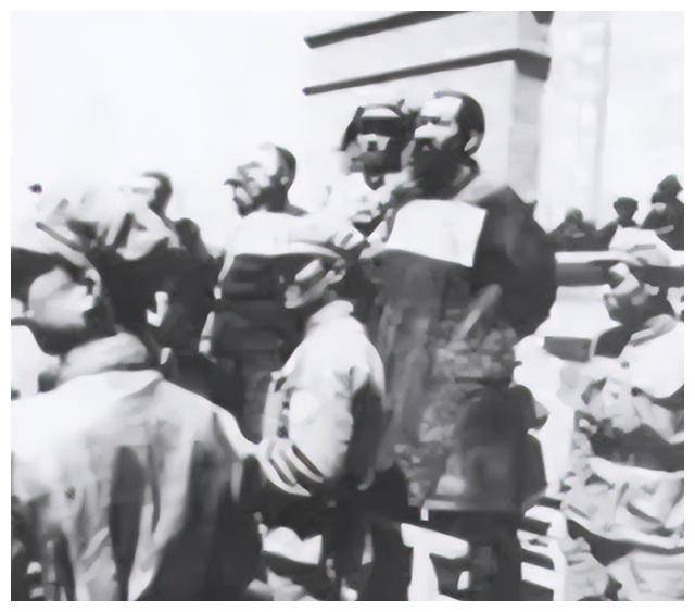 乌斯满被捕后,脚戴镣铐长满胡子,行刑前向我军司令提出俩要求