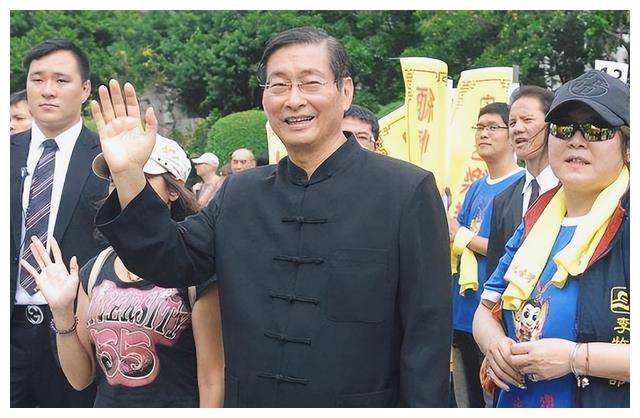 台湾黑帮大佬张安乐,扛五星红旗游行,唱"大中国"梦想祖国统一