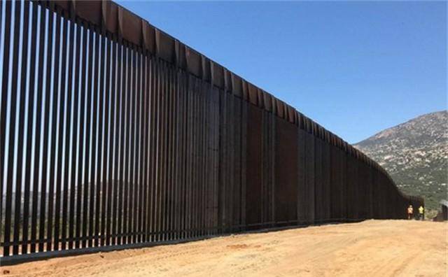 美国做梦也没想到,自己花700亿造的边境墙,被人只用5美元攻破_特朗普