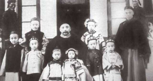 袁克文在反对其父袁世凯称帝之后,和父亲不和,且被其兄长袁克定,因为