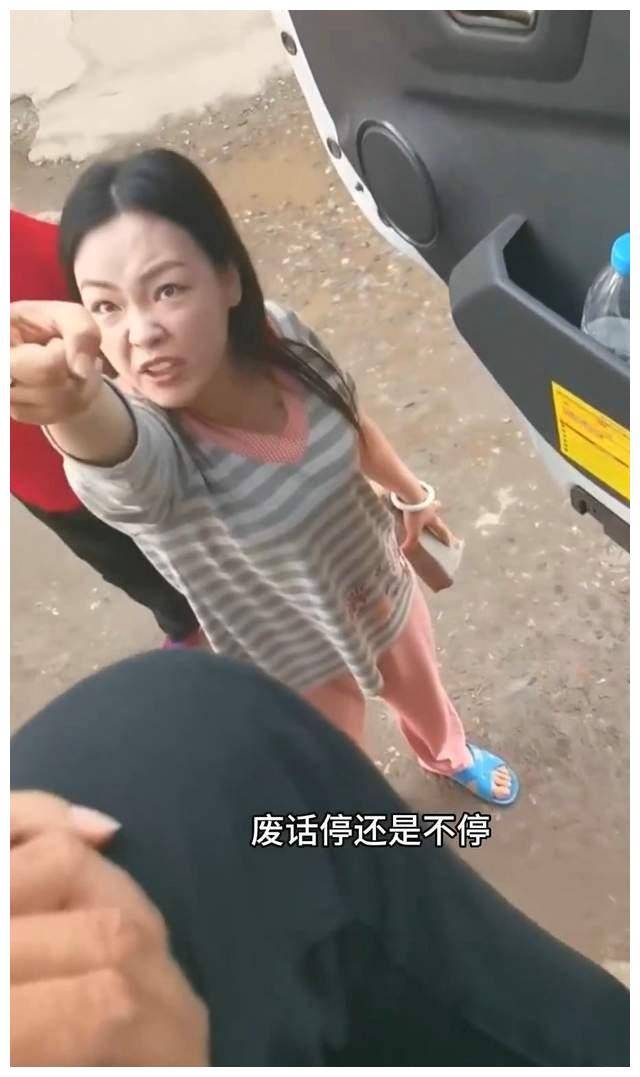 一个小孩被拎着表情包图片