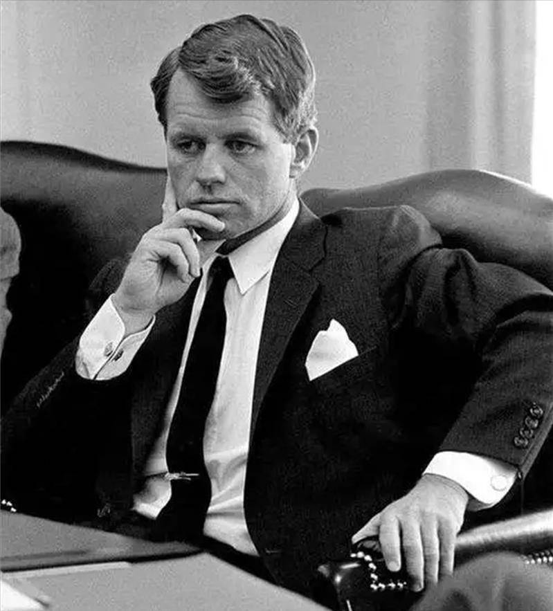 罗伯特·肯尼迪这样一来,美国官方的行政,司法和立法三大权力,有两大