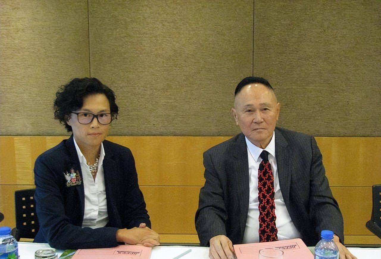 长子赵式浩,母亲是香港小姐蔡珍妮,而次子赵式正